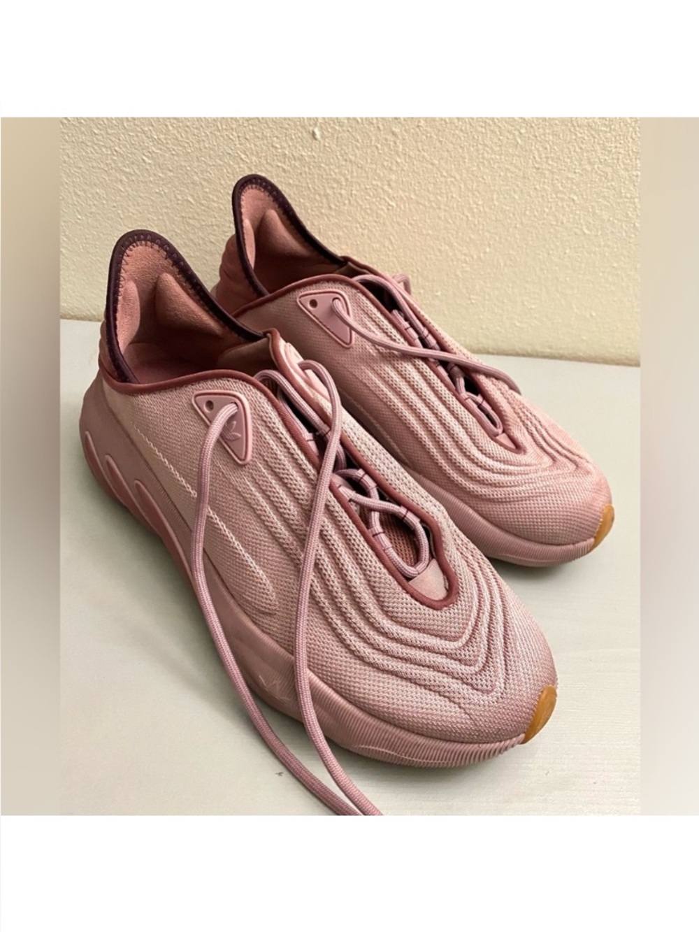 Adidas Stylish Pink Sneakers . Looks like new!
Very beautiful.